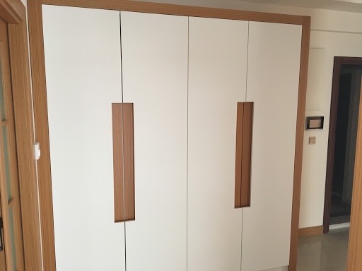 Kleiderschrank und Garderobe