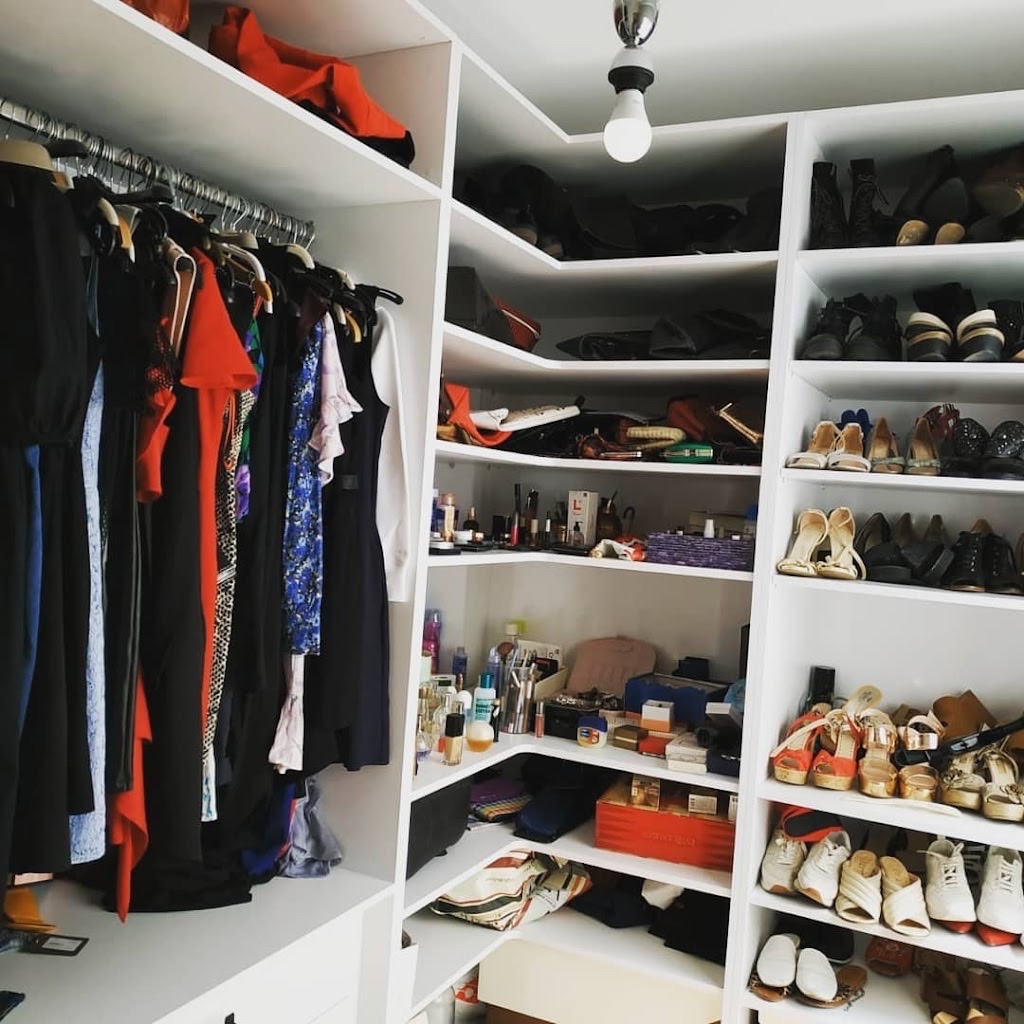 Kleiderschrank und Garderobe